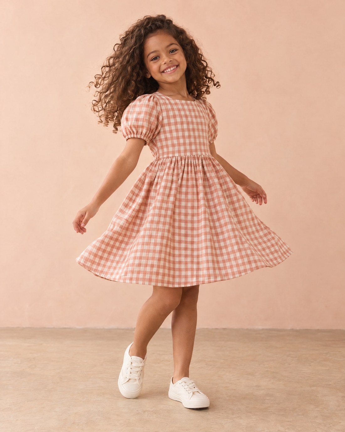 Menina vestindo um vestido xadrez terracota